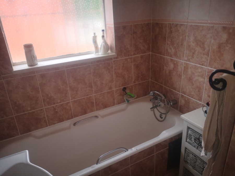 6 Bedroom Property for Sale in Primrose Hill Gauteng