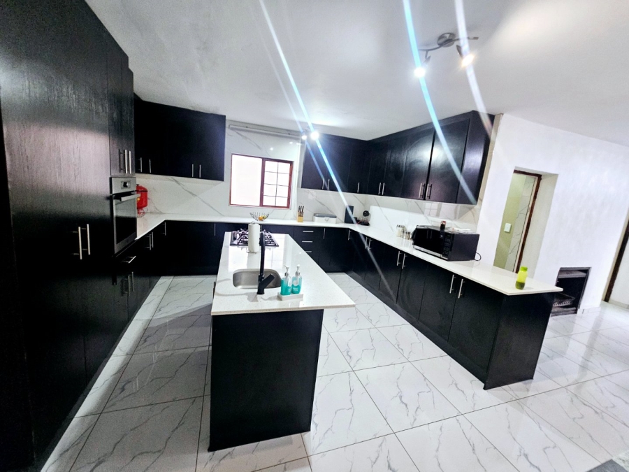 4 Bedroom Property for Sale in Monavoni Gauteng