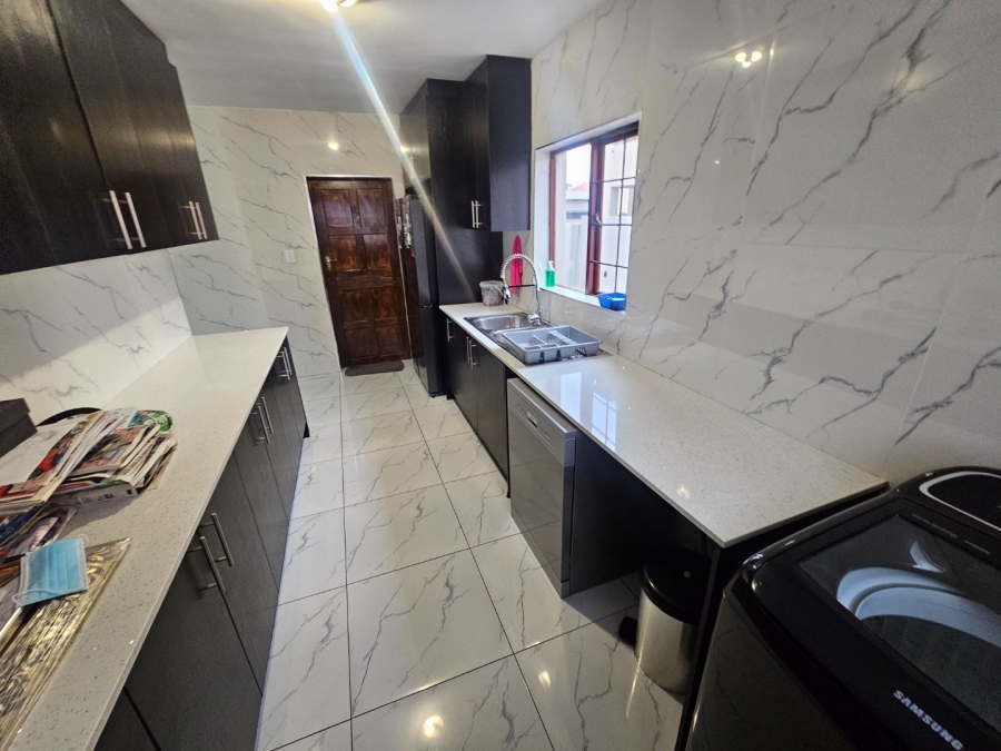 4 Bedroom Property for Sale in Monavoni Gauteng