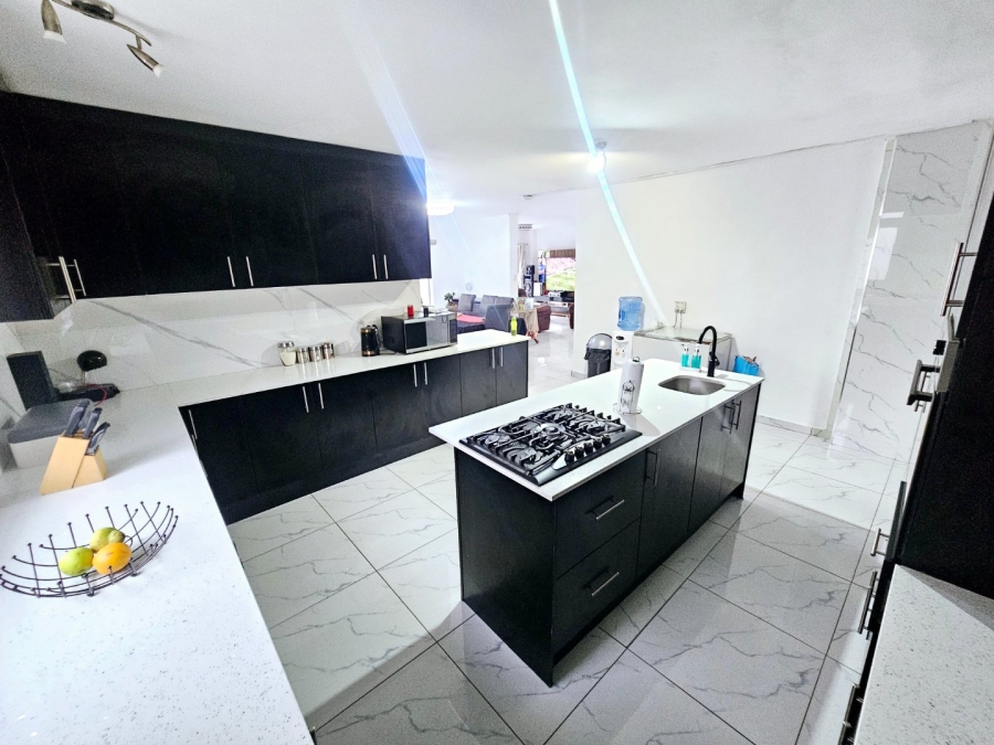 4 Bedroom Property for Sale in Monavoni Gauteng