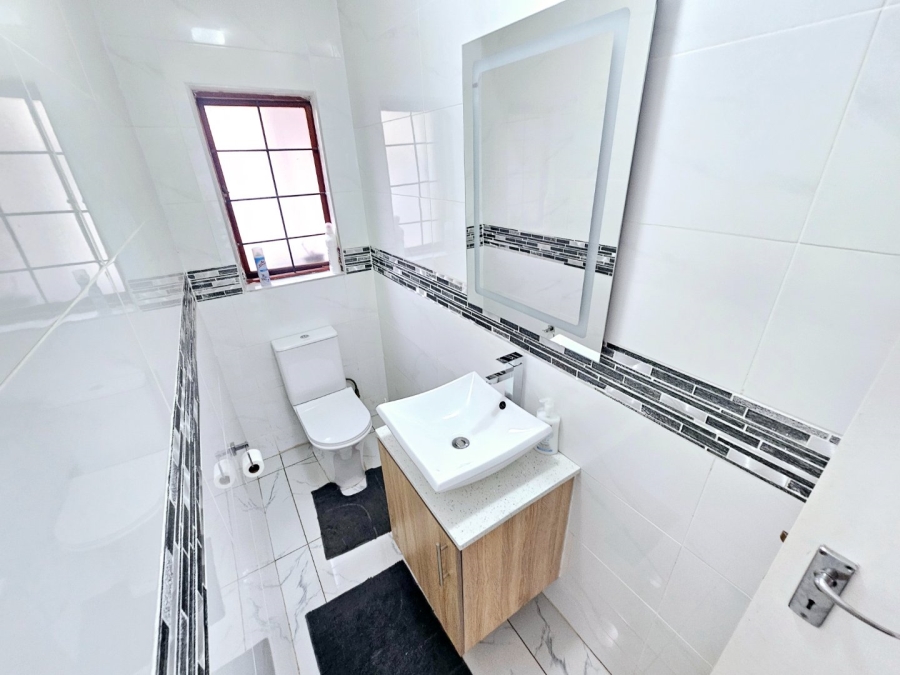 4 Bedroom Property for Sale in Monavoni Gauteng