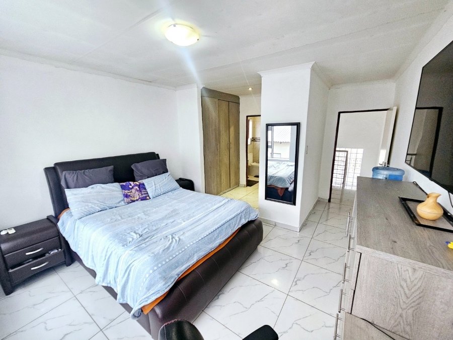 4 Bedroom Property for Sale in Monavoni Gauteng