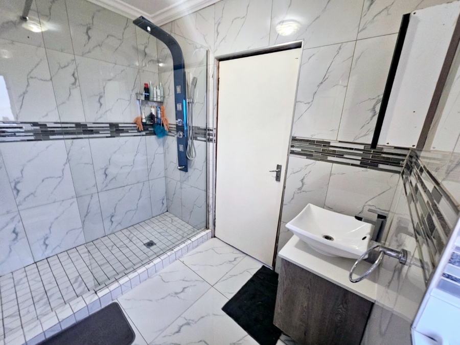4 Bedroom Property for Sale in Monavoni Gauteng