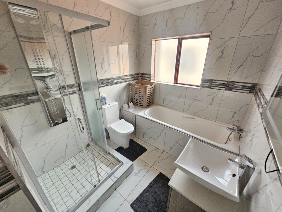 4 Bedroom Property for Sale in Monavoni Gauteng