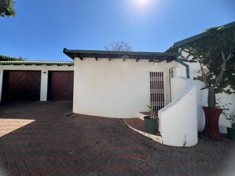 4 Bedroom Property for Sale in Garsfontein Gauteng