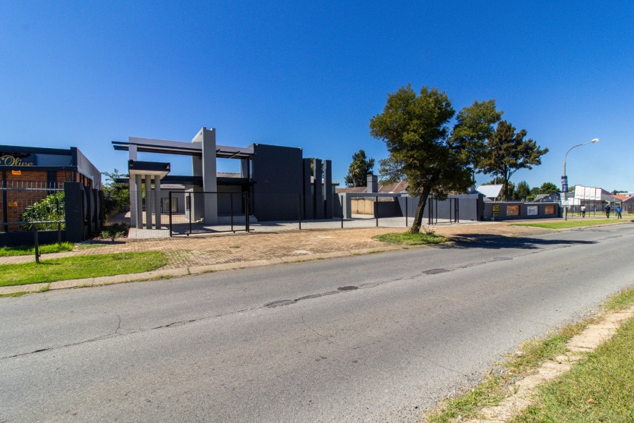  Bedroom Property for Sale in Brackenhurst Gauteng