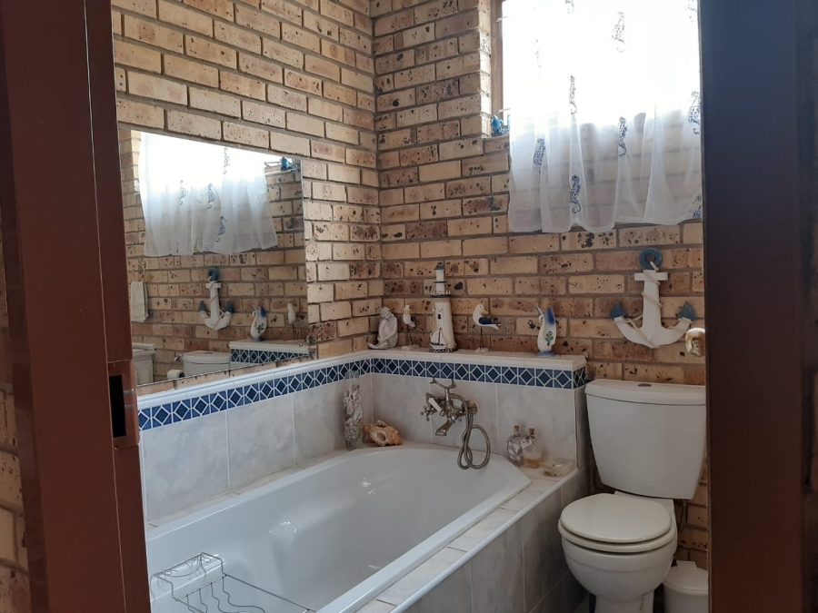 6 Bedroom Property for Sale in Montana Park Gauteng