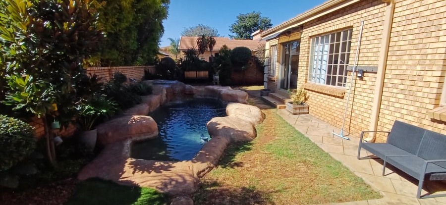 To Let 3 Bedroom Property for Rent in Eldoraigne Gauteng