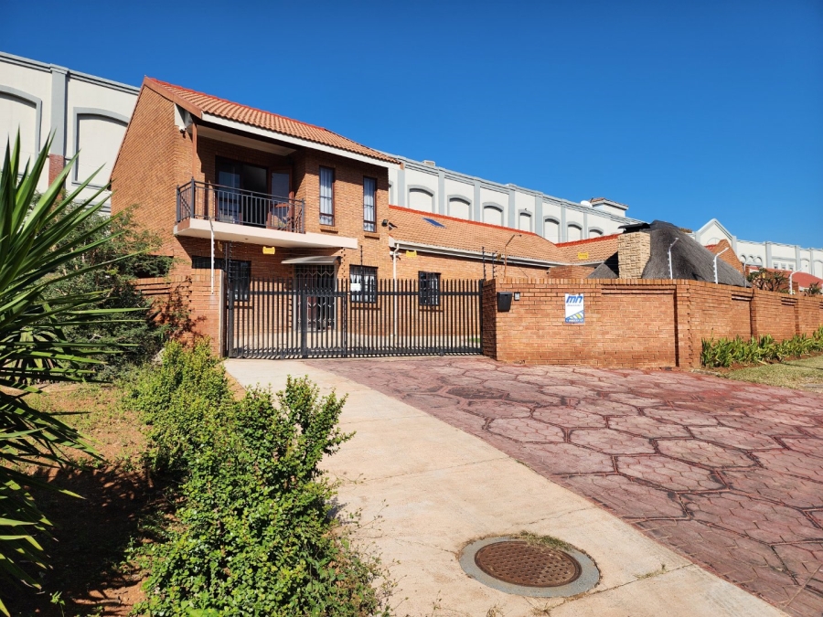 4 Bedroom Property for Sale in Eldoraigne Gauteng
