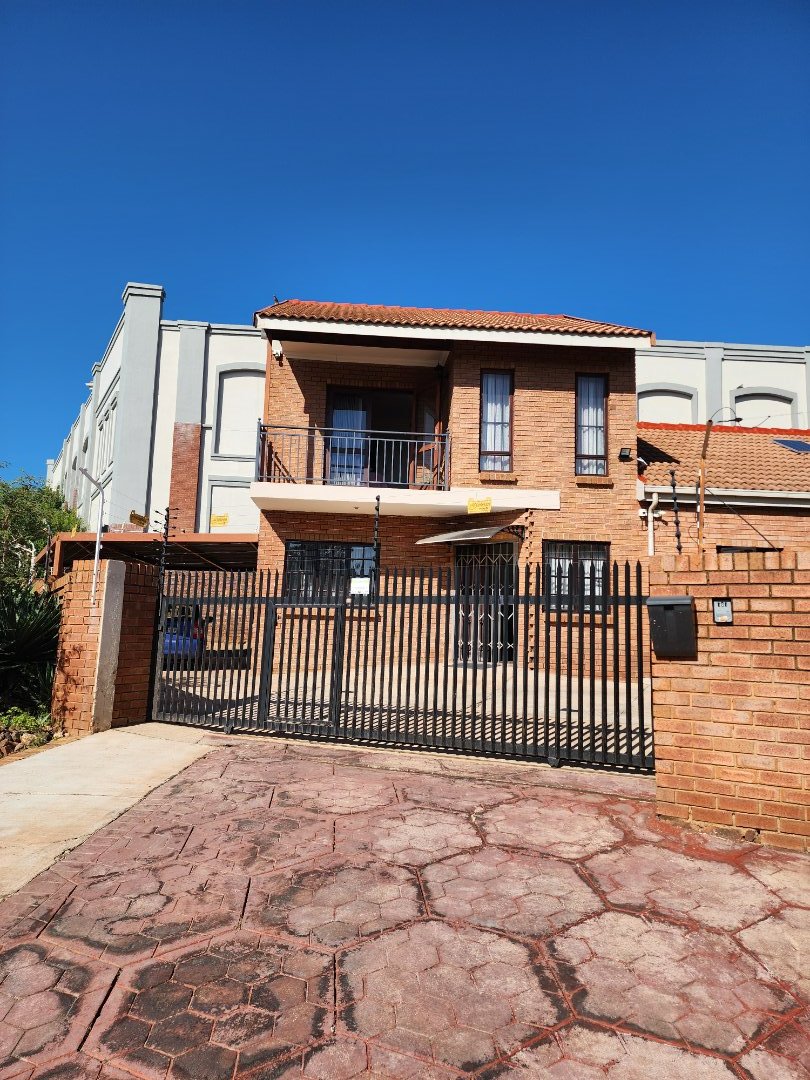 4 Bedroom Property for Sale in Eldoraigne Gauteng