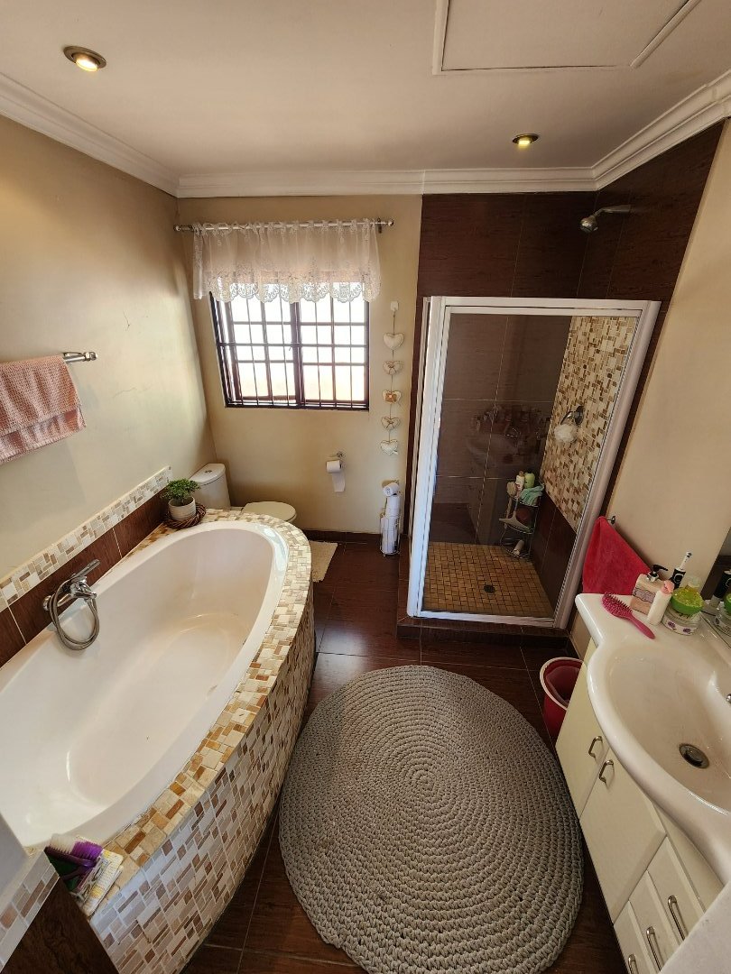 4 Bedroom Property for Sale in Eldoraigne Gauteng