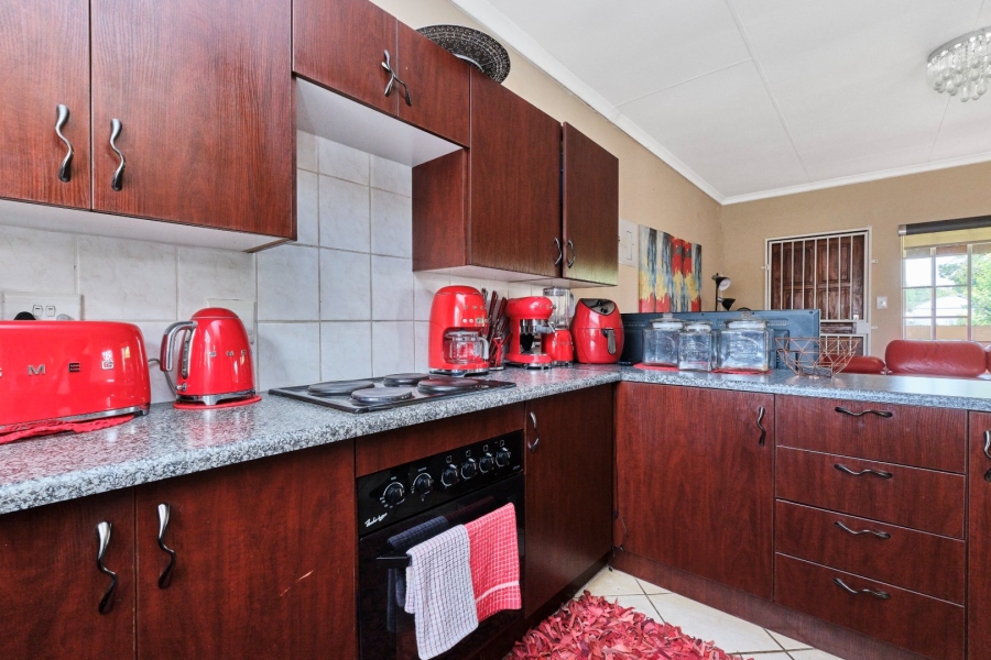 To Let 2 Bedroom Property for Rent in Honeypark Gauteng