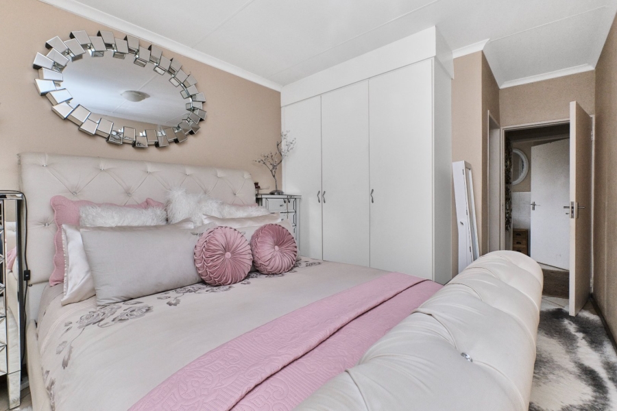 To Let 2 Bedroom Property for Rent in Honeypark Gauteng