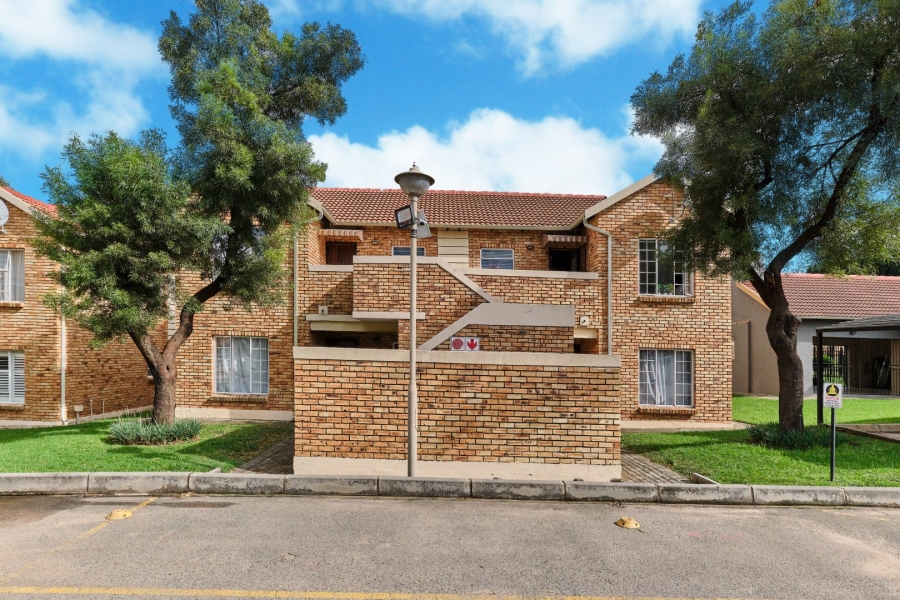 To Let 2 Bedroom Property for Rent in Honeypark Gauteng