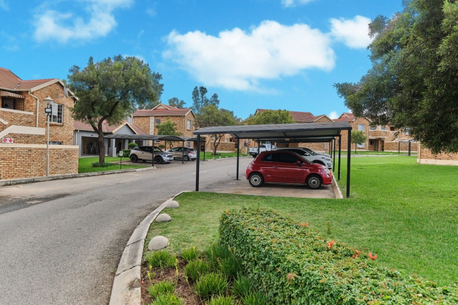 To Let 2 Bedroom Property for Rent in Honeypark Gauteng