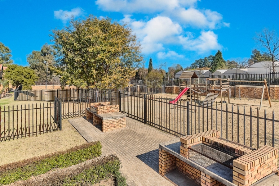To Let 2 Bedroom Property for Rent in Honeypark Gauteng