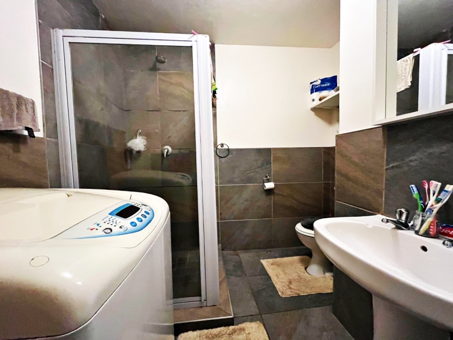 2 Bedroom Property for Sale in Die Hoewes Gauteng