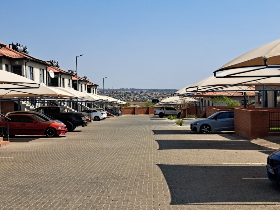 2 Bedroom Property for Sale in The Reeds Gauteng