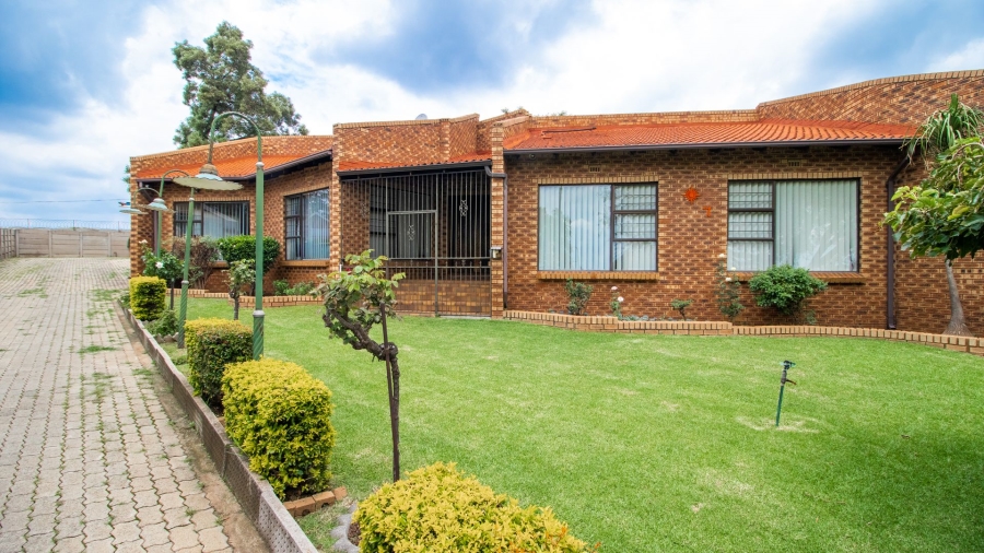 4 Bedroom Property for Sale in Bonaero Park Gauteng