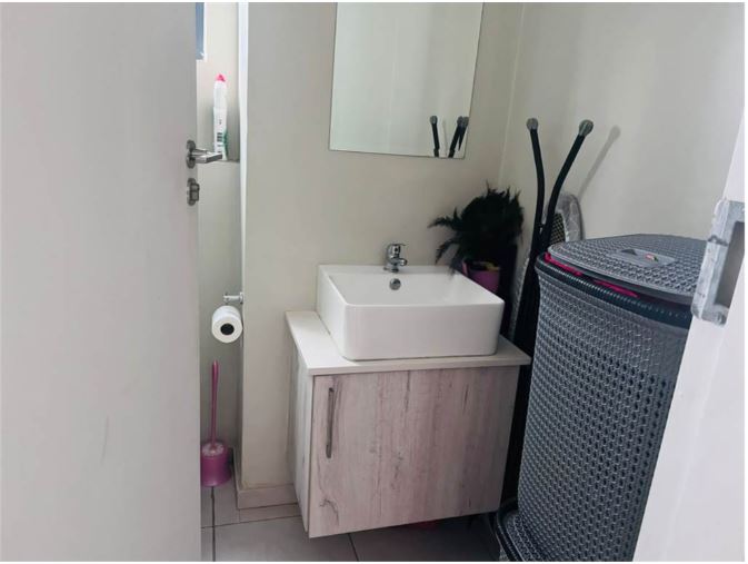 2 Bedroom Property for Sale in Grand Central Gauteng