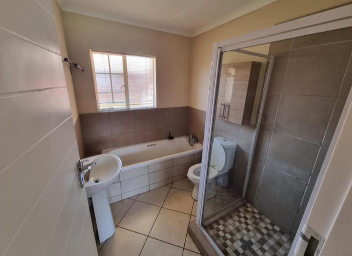 2 Bedroom Property for Sale in Monavoni Gauteng