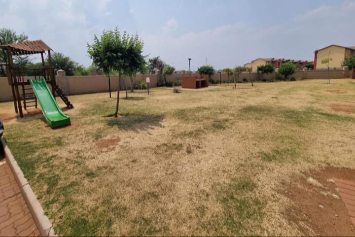 2 Bedroom Property for Sale in Monavoni Gauteng