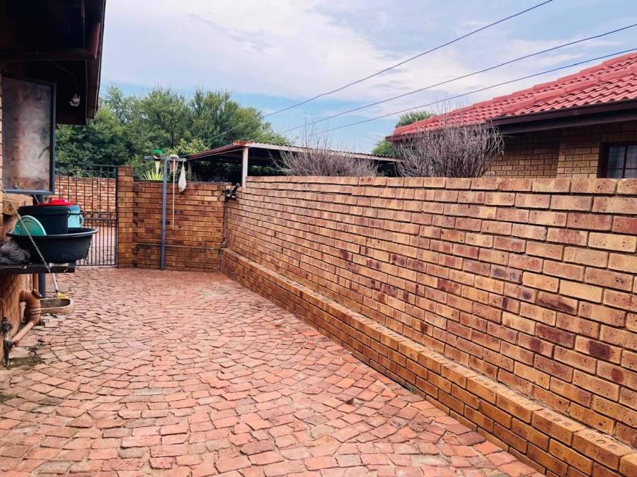 3 Bedroom Property for Sale in Doornpoort AH Gauteng