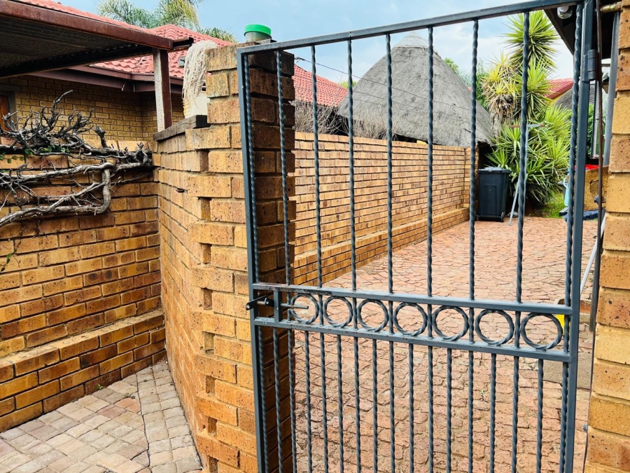 3 Bedroom Property for Sale in Doornpoort AH Gauteng