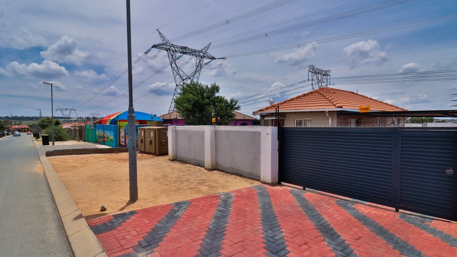 3 Bedroom Property for Sale in Blue Hills AH Gauteng