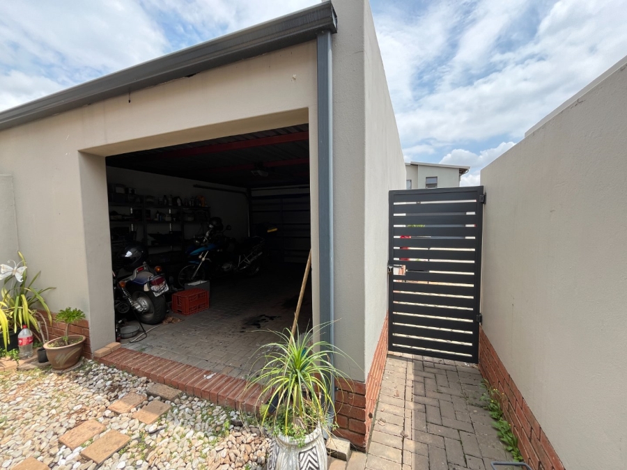 2 Bedroom Property for Sale in Glen Marais Gauteng