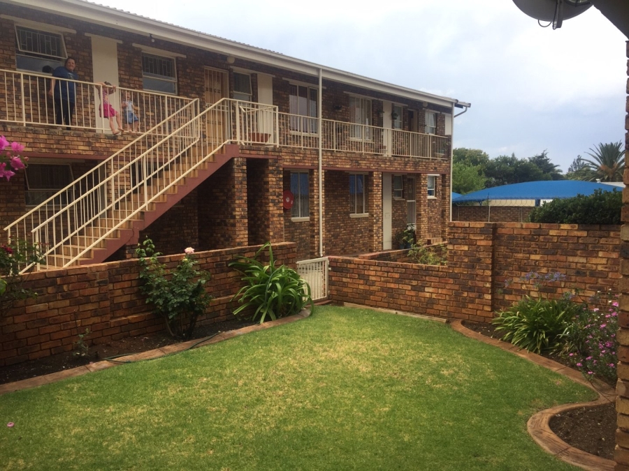 To Let 2 Bedroom Property for Rent in New Redruth Gauteng