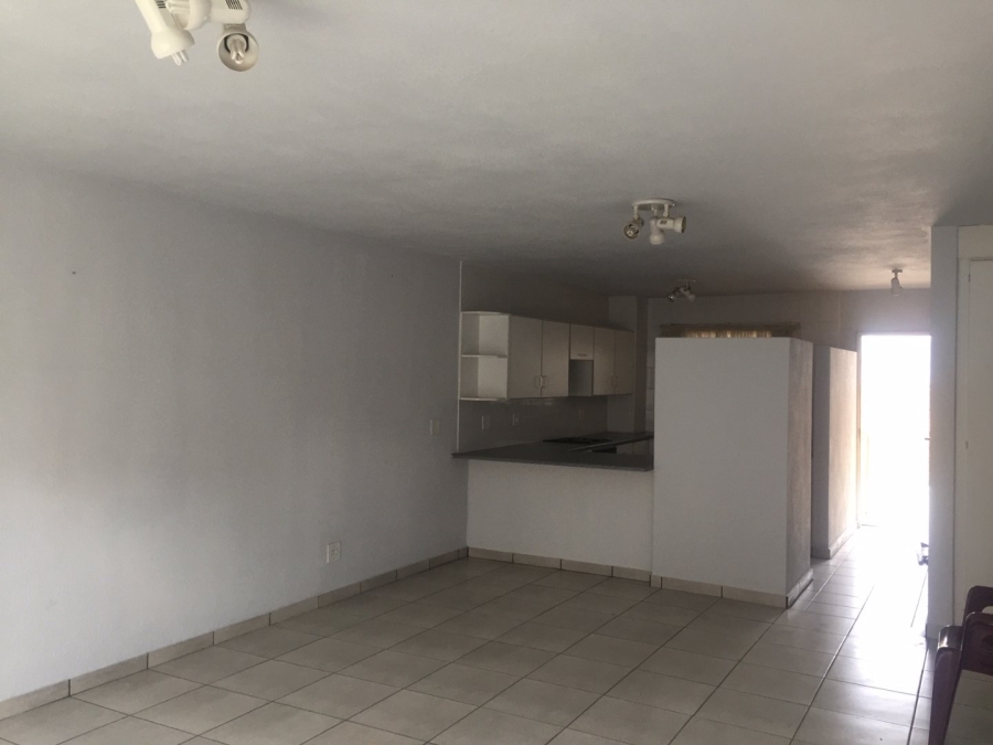 To Let 2 Bedroom Property for Rent in New Redruth Gauteng