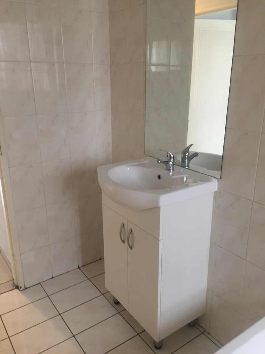 To Let 2 Bedroom Property for Rent in New Redruth Gauteng