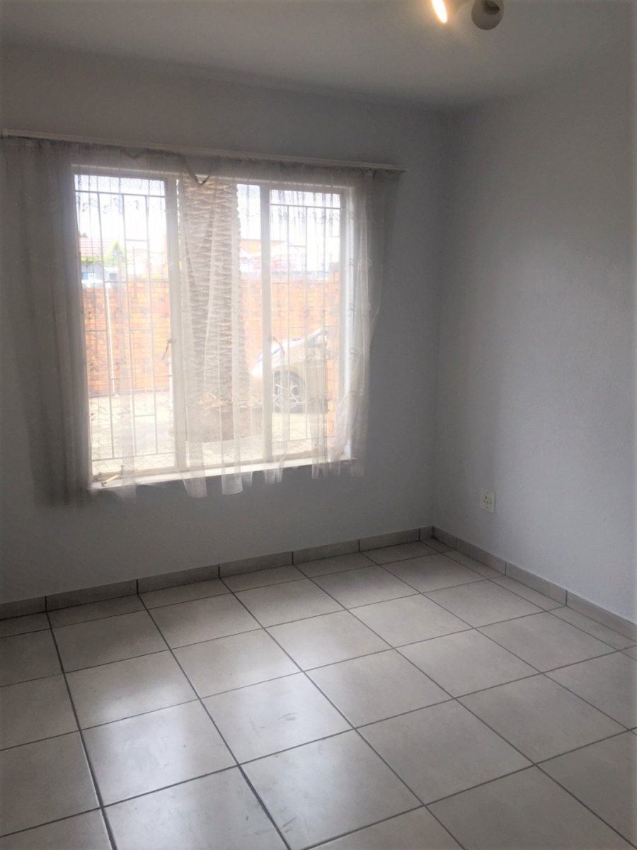 To Let 2 Bedroom Property for Rent in New Redruth Gauteng