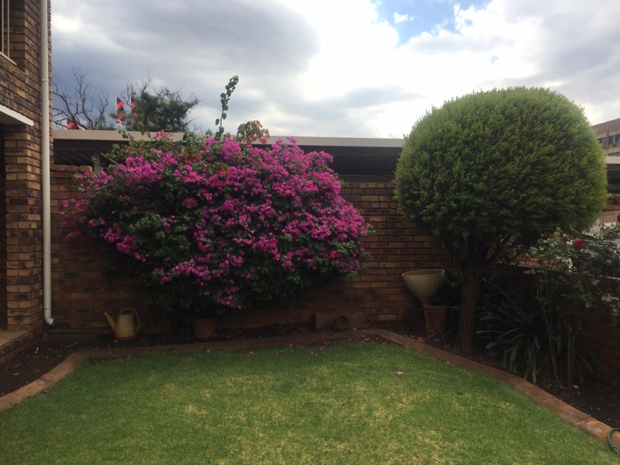 To Let 2 Bedroom Property for Rent in New Redruth Gauteng