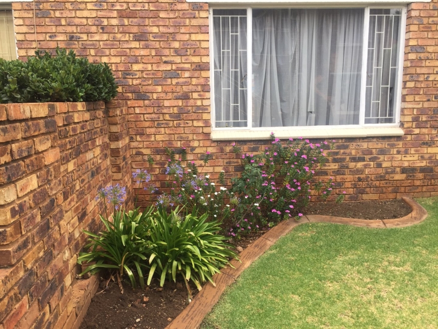 To Let 2 Bedroom Property for Rent in New Redruth Gauteng