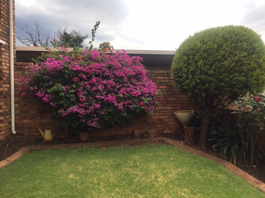 To Let 2 Bedroom Property for Rent in New Redruth Gauteng