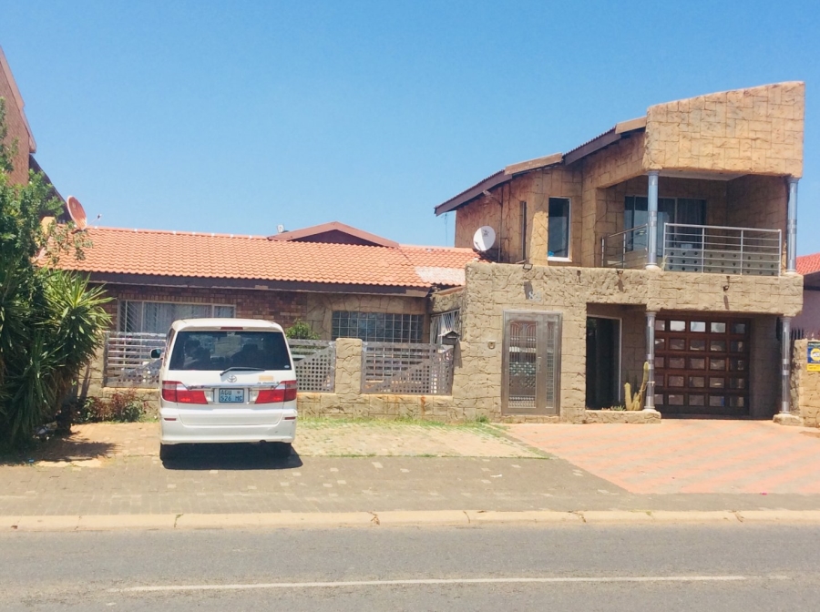 5 Bedroom Property for Sale in Lenasia Gauteng