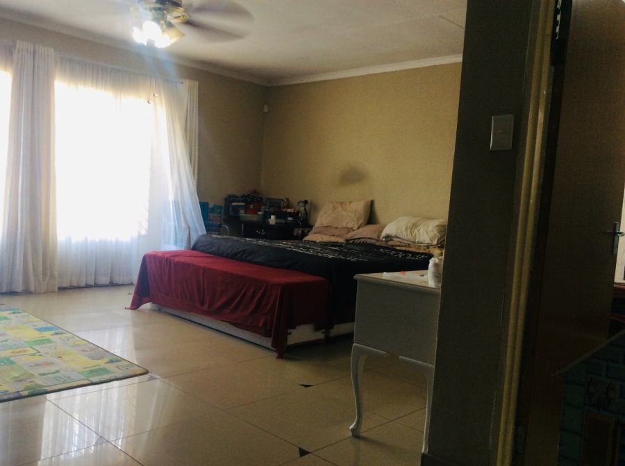 5 Bedroom Property for Sale in Lenasia Gauteng