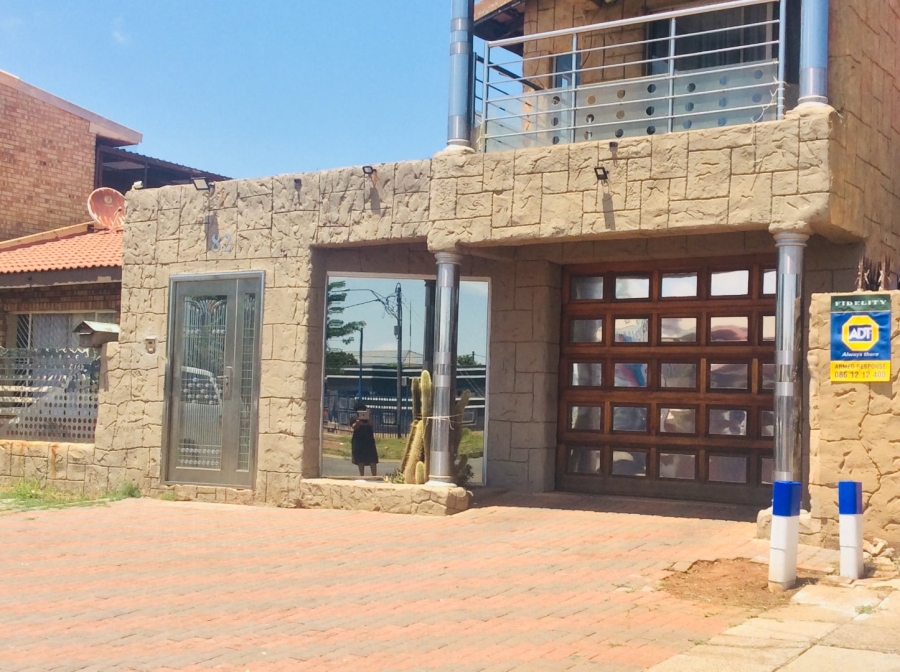 5 Bedroom Property for Sale in Lenasia Gauteng