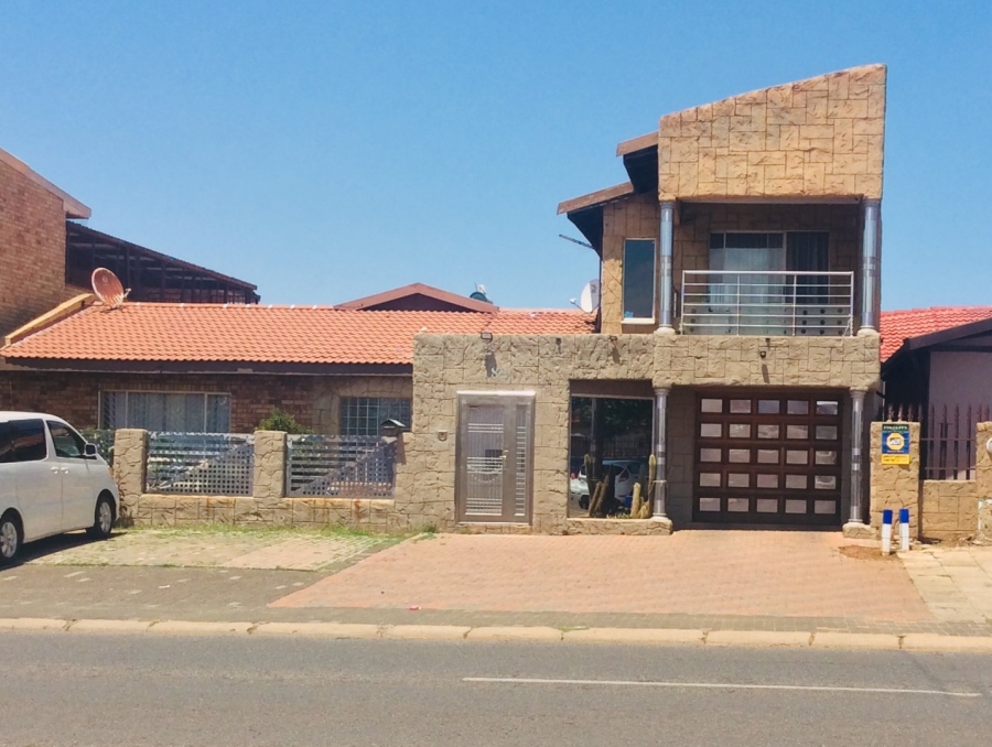 5 Bedroom Property for Sale in Lenasia Gauteng