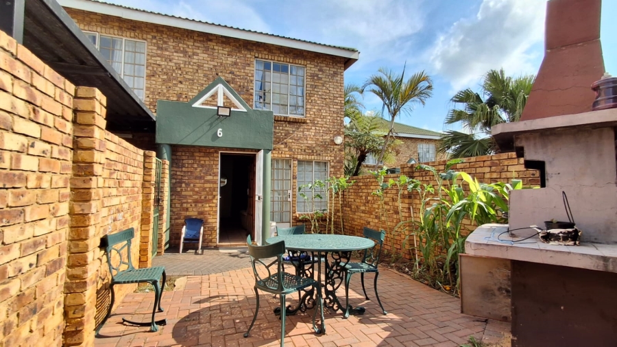 3 Bedroom Property for Sale in Die Hoewes Gauteng