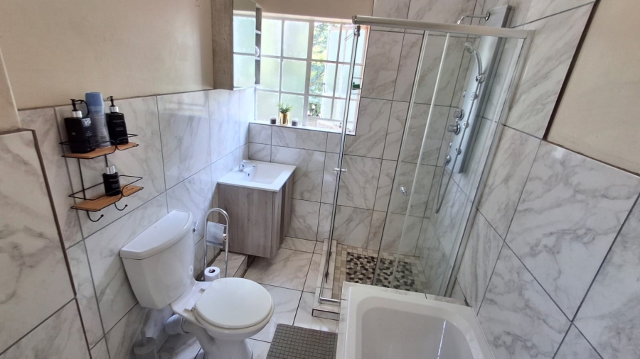 3 Bedroom Property for Sale in Die Hoewes Gauteng