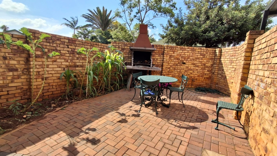 3 Bedroom Property for Sale in Die Hoewes Gauteng