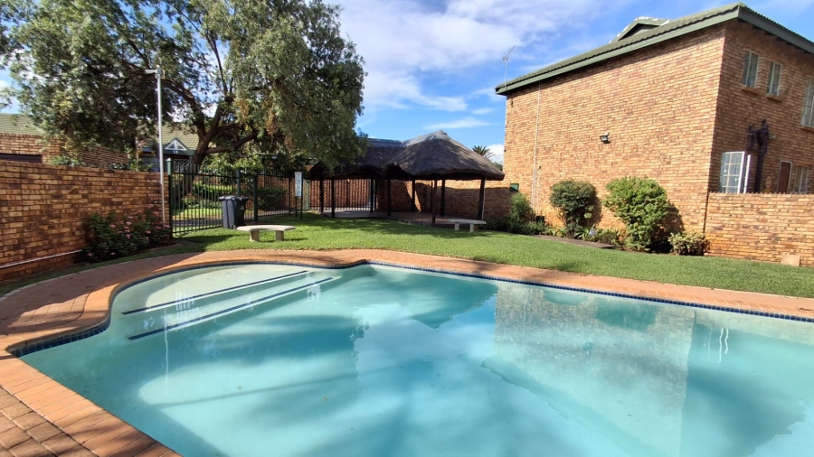 3 Bedroom Property for Sale in Die Hoewes Gauteng