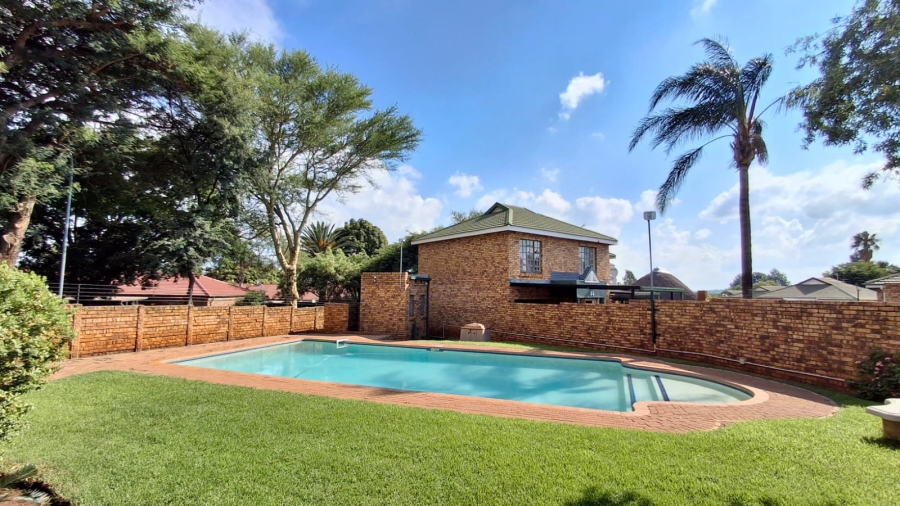 3 Bedroom Property for Sale in Die Hoewes Gauteng