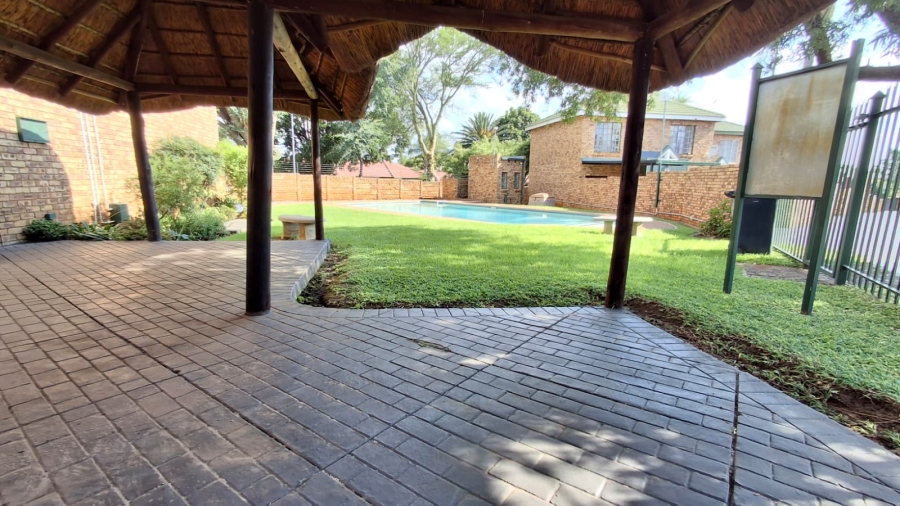 3 Bedroom Property for Sale in Die Hoewes Gauteng