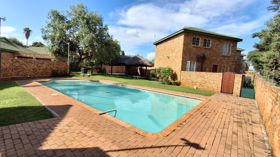 3 Bedroom Property for Sale in Die Hoewes Gauteng