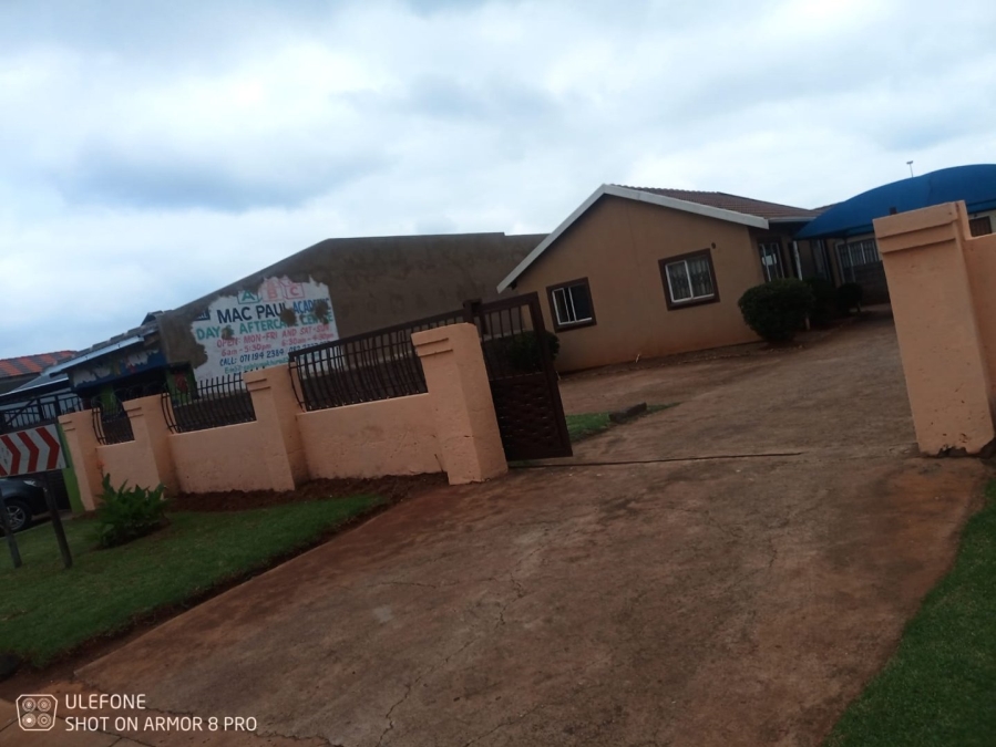 2 Bedroom Property for Sale in Mapleton A H Gauteng