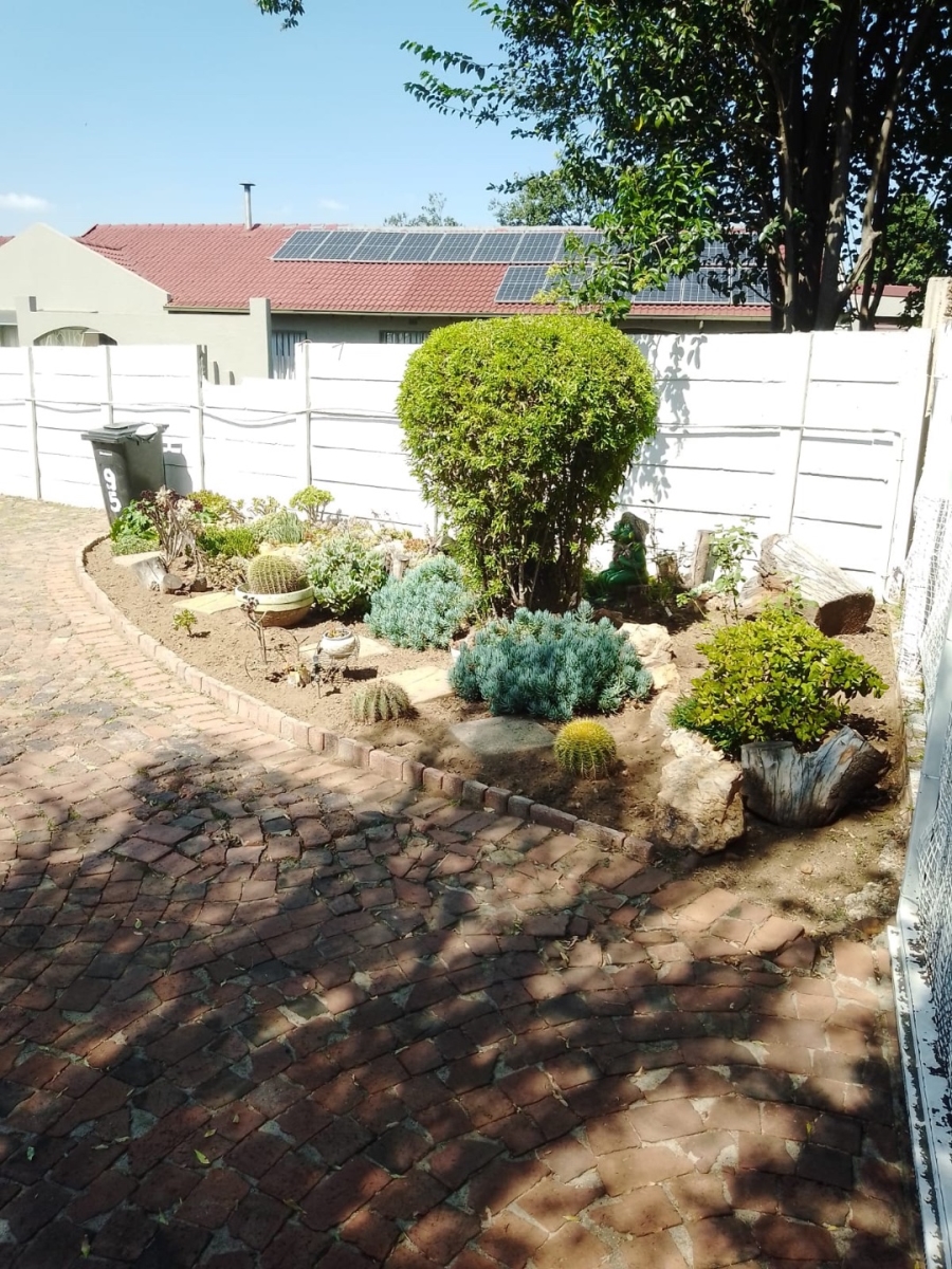 4 Bedroom Property for Sale in Bonaero Park Gauteng